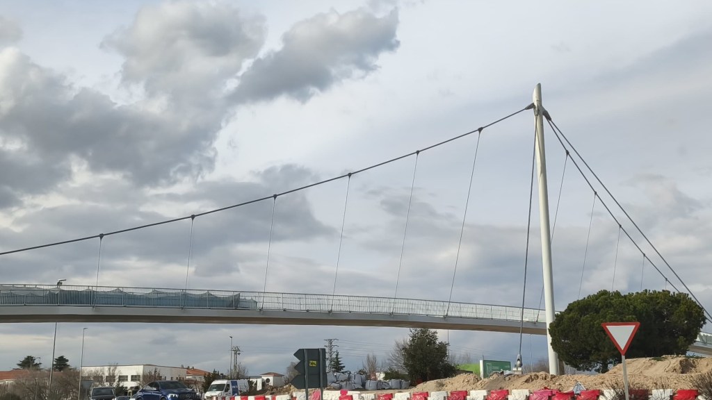 VECINOS DE ROZA MARTÍN Y LOS SATÉLITES RECOGEN CERCA DE 1.000 FIRMAS PARA EXIGIR SOLUCIONES A LOS GRAVES PROBLEMAS DE MOVILIDAD DE LA&nbsp;ZONA