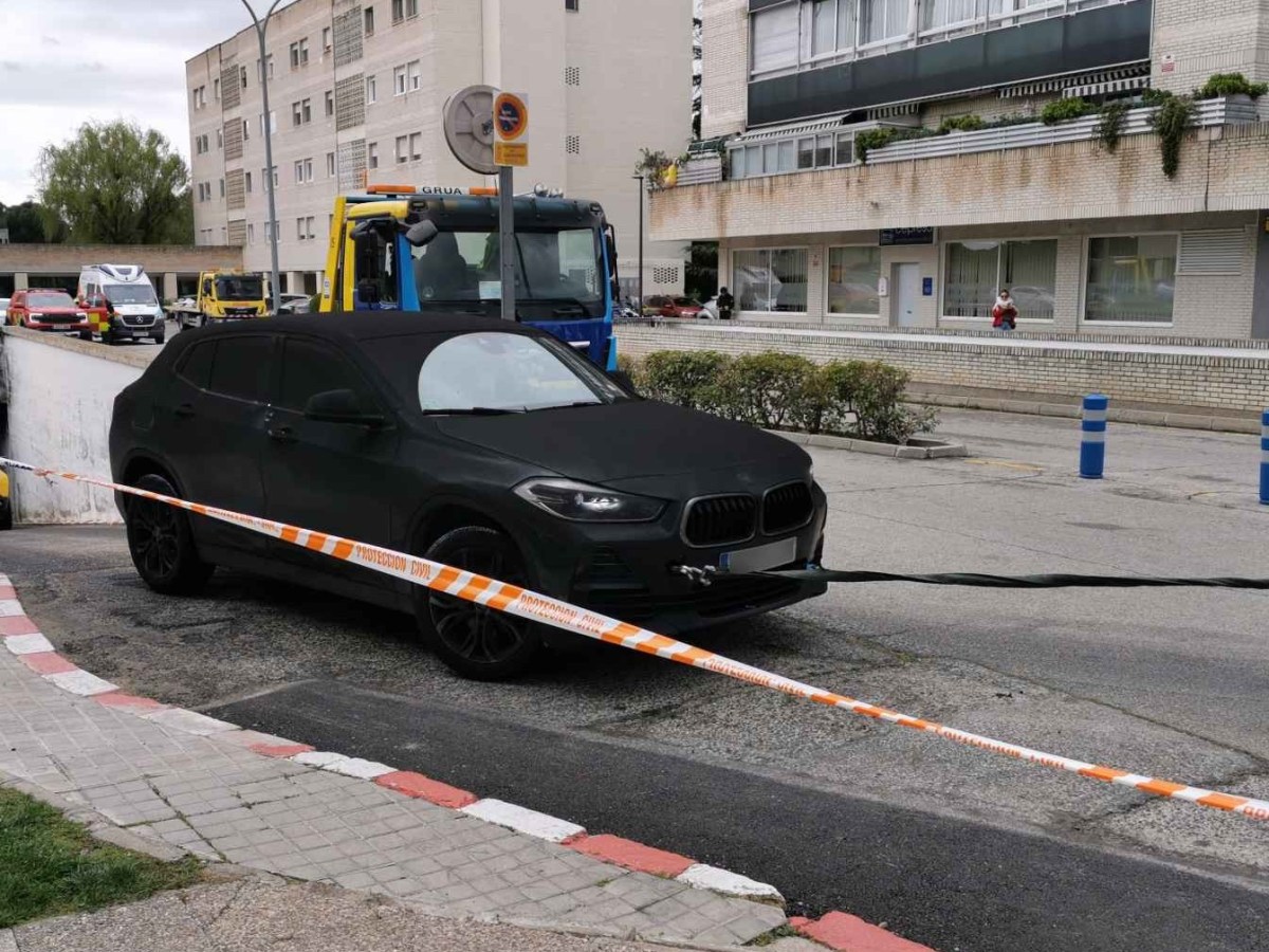 COMIENZAN A SACAR LOS VEHÍCULOS DEL INCENDIO EN EL GARAJE DE LA URB. VIRGEN DE&nbsp;ICÍAR